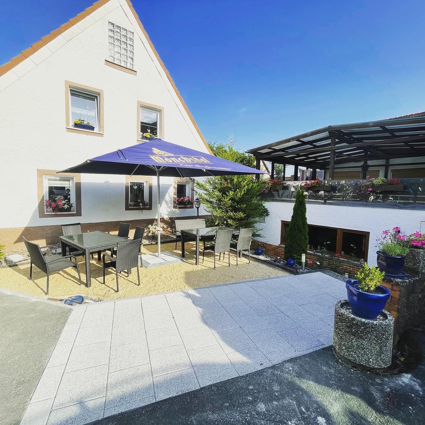 Gasthof Schicker – Außenansicht und Biergarten