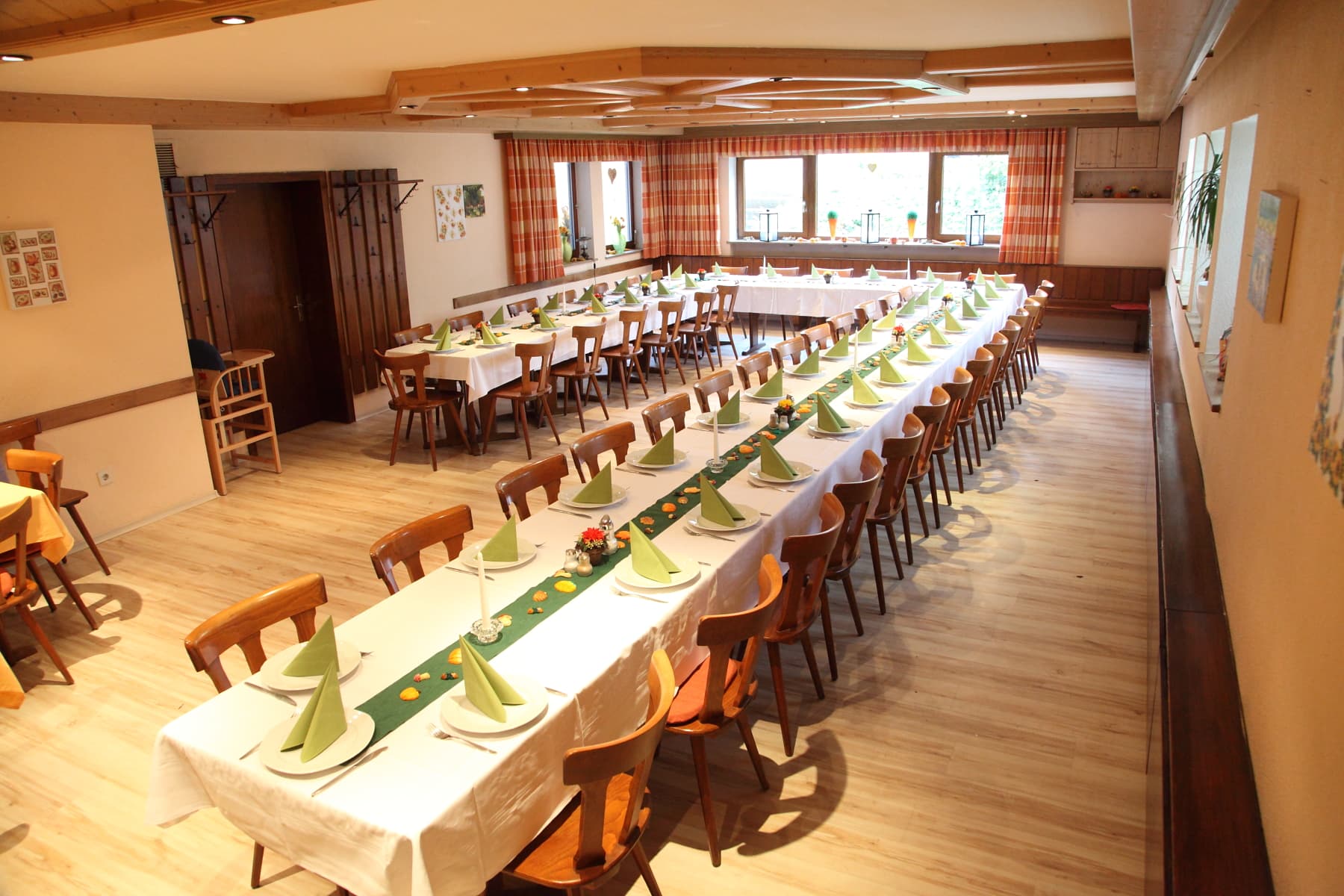 Festlich eingedeckter Speisesaal im Gasthof Schicker